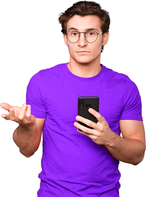 Mulher de braços cruzados sorrindo